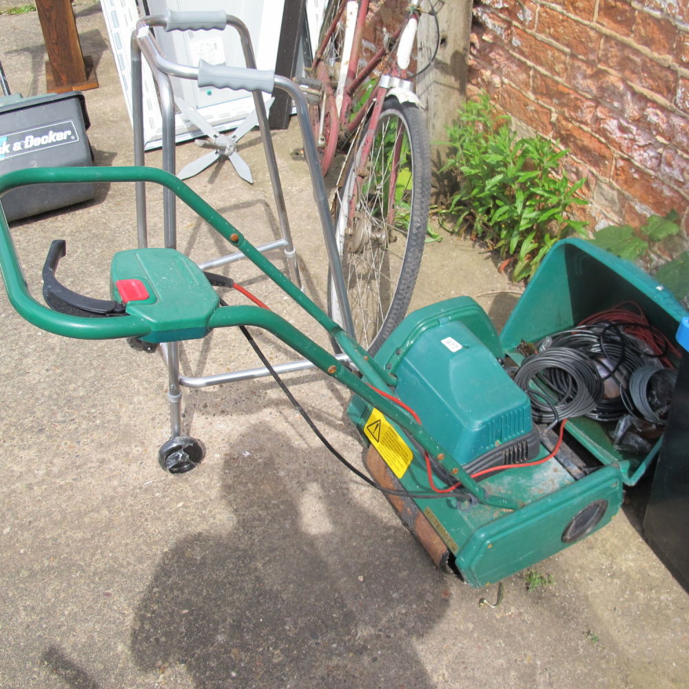 Lot 977: Electric lawnmower 