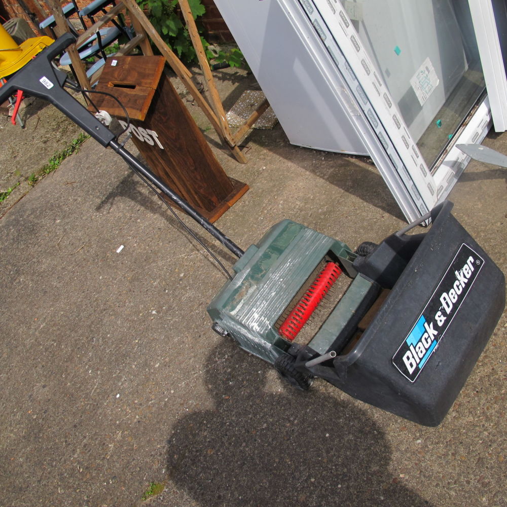 Lot 982: Black and Decker electric lawnmower 