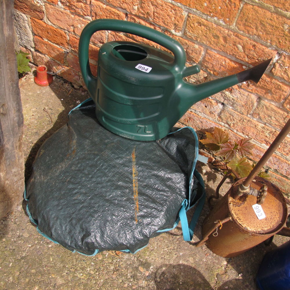 Lot 994: Watering can and pop up weed baskets