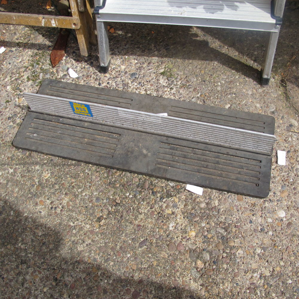Lot 996: ladder base gripper 