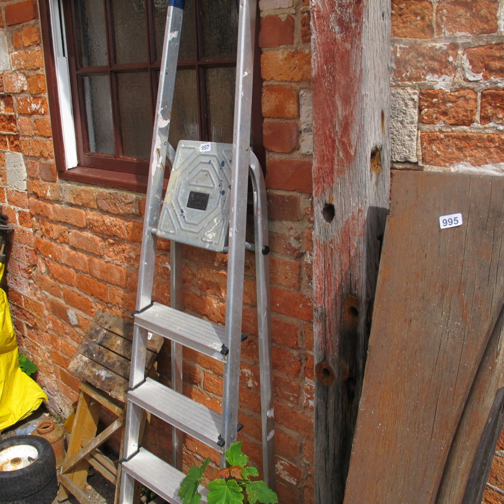 Lot 997: Metal step ladder 