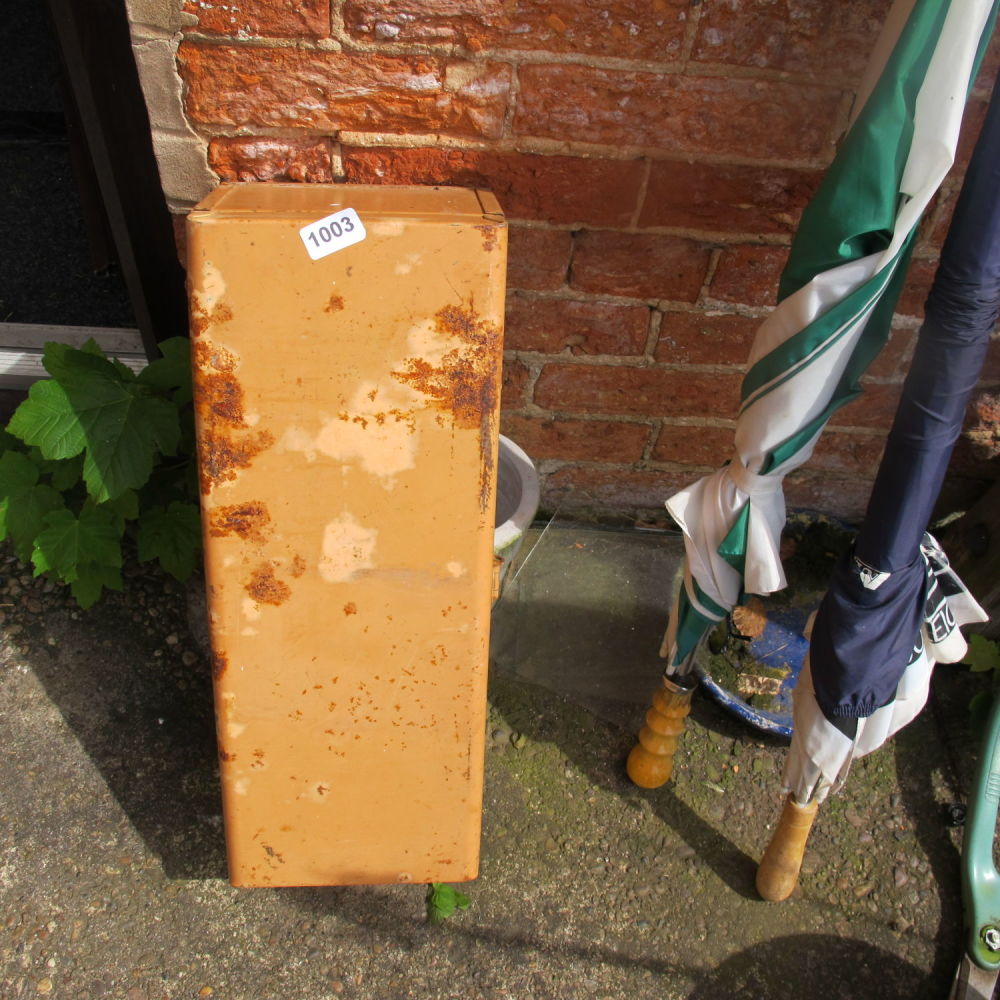 Lot 1003: Metal tool box AF