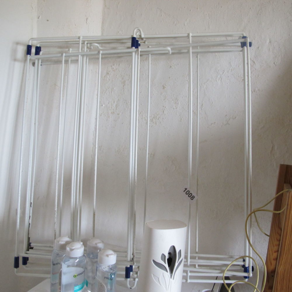 Lot 1008: Clothes drying rack 