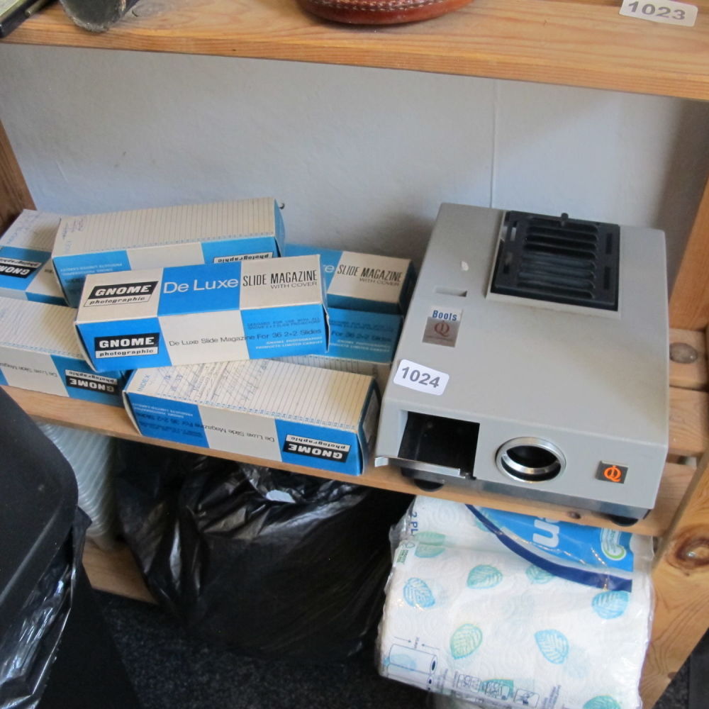 Lot 1024: Vintage slide projector and boxed Gnome slide magazines 