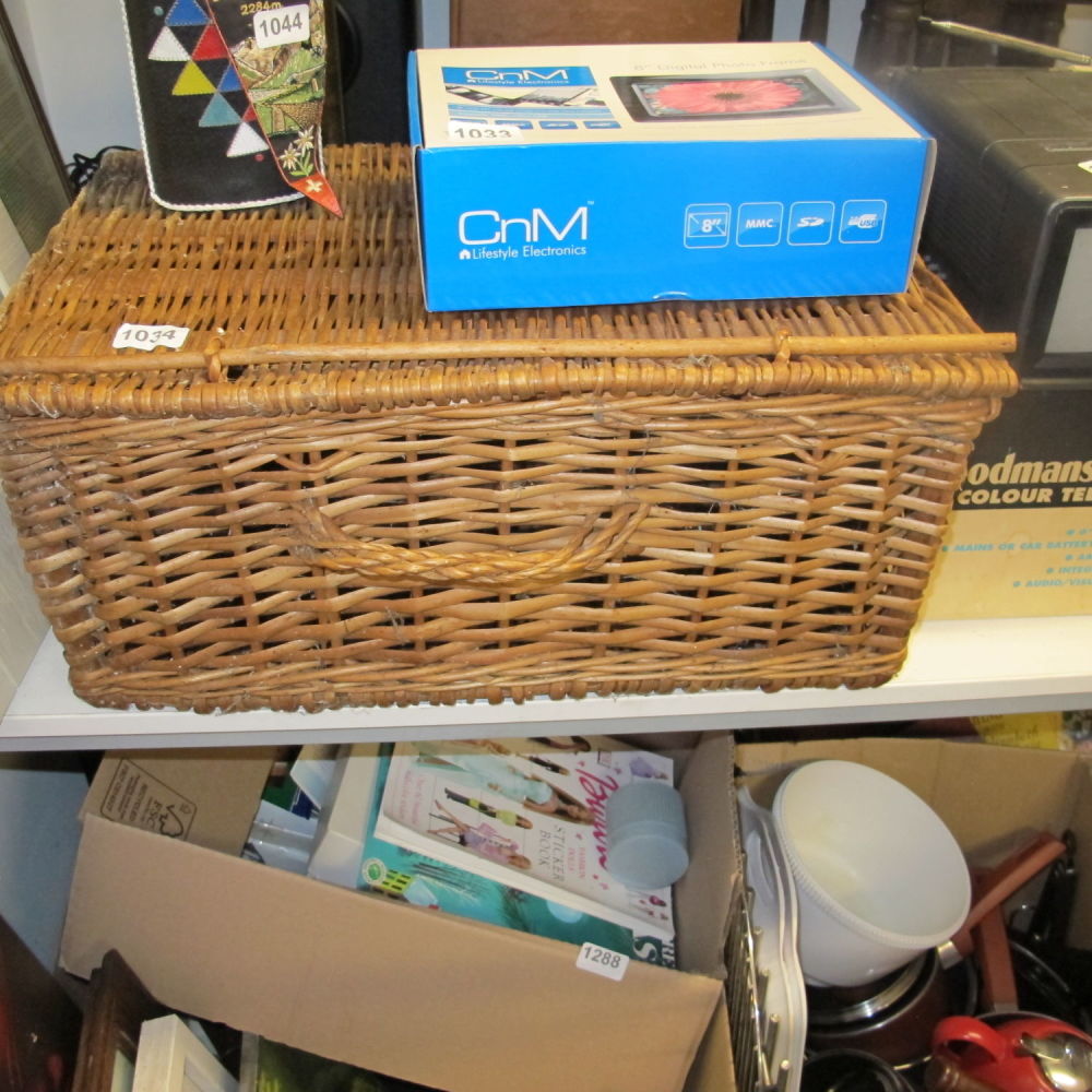 Lot 1034: Picnic hamper 