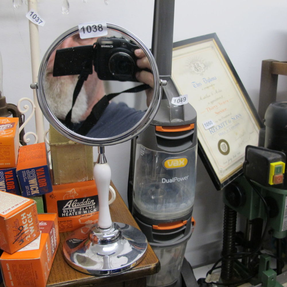 Lot 1038: Adjustable bathroom mirror 