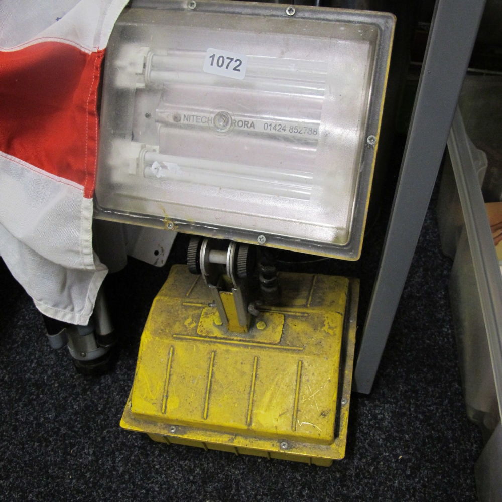 Lot 1072: tradesman portable battery operated flood light 