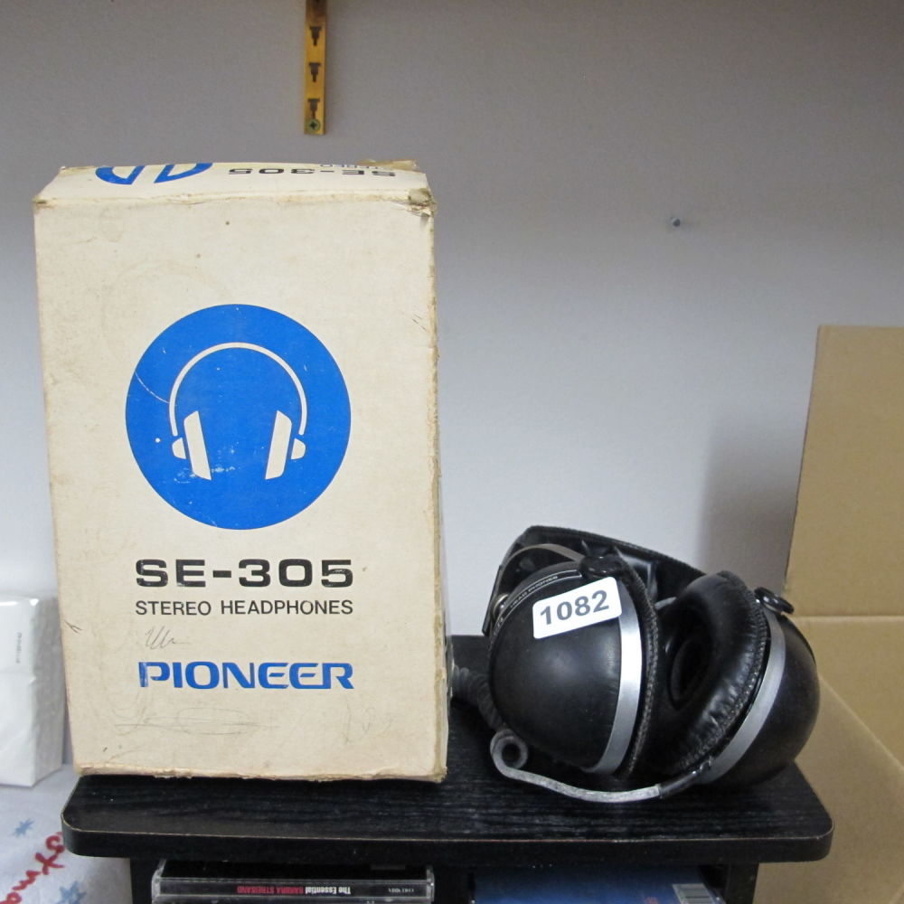 Lot 1082: SE-305 Pioneer stereo headphones 