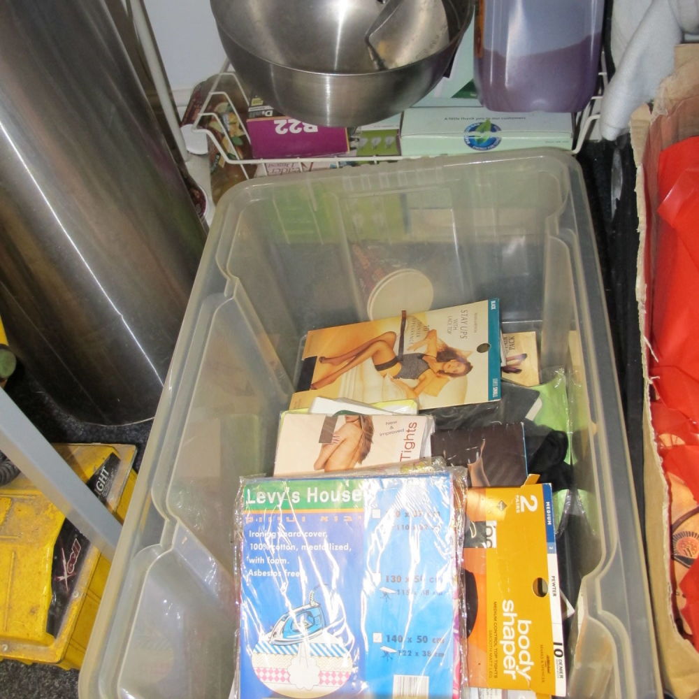 Lot 1084: Box of miscellaneous to include pantyhose /brand new