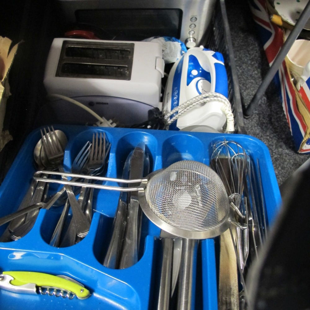 Lot 1086: Box of miscellaneous Kitchenware 