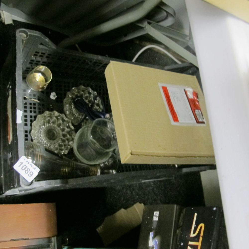 Lot 1089: Box of miscellaneous 