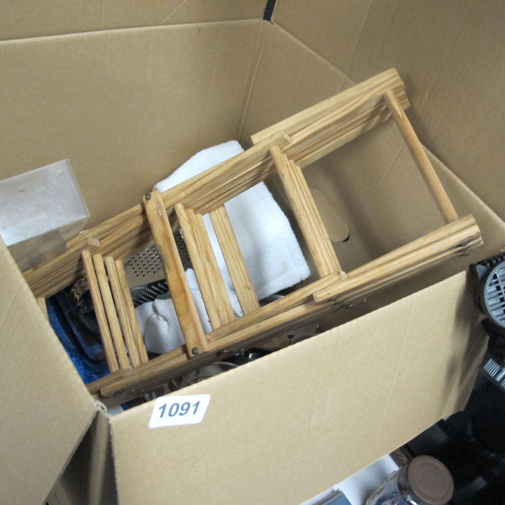 Lot 1091: Box of miscellaneous 