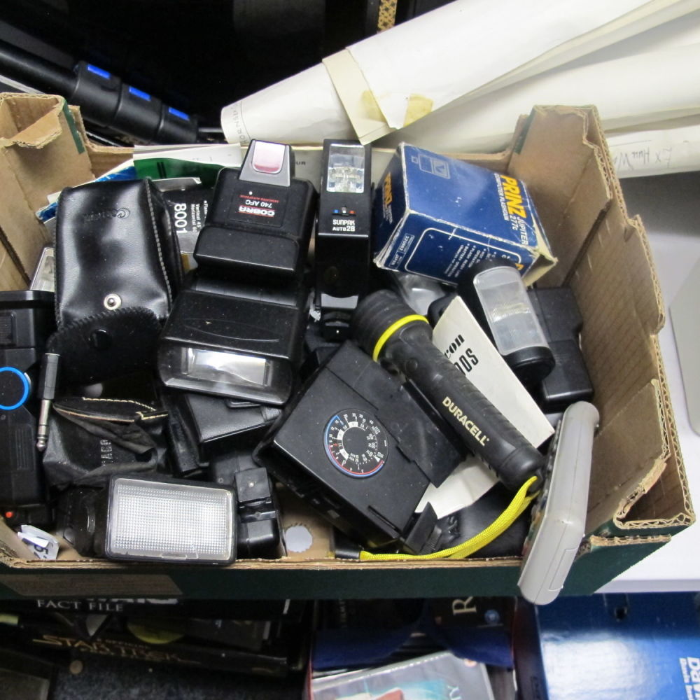 Lot 1095: Miscellaneous lot of photography equipment 