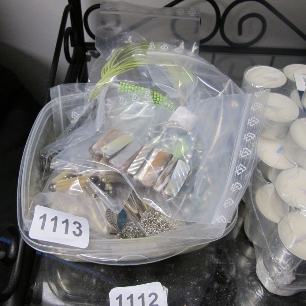 Lot 1113: Miscellaneous jewellery 