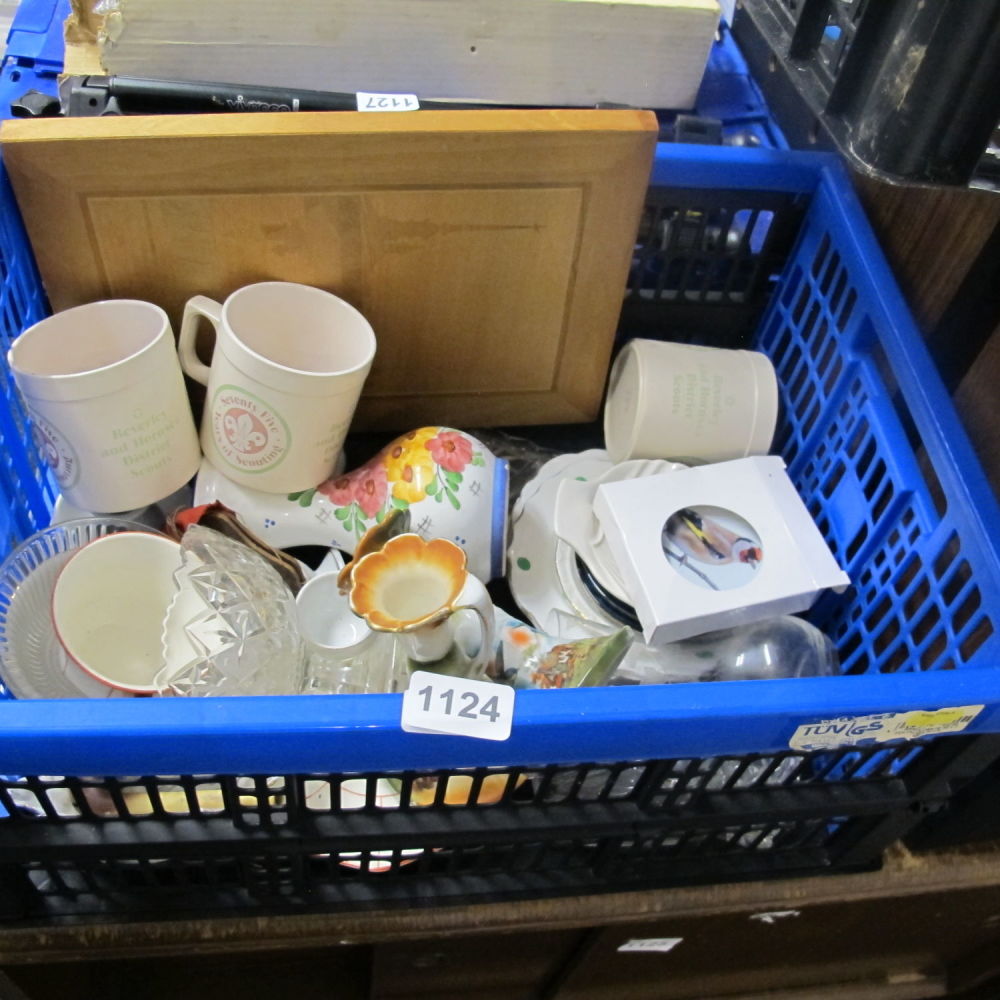 Lot 1124: Box of miscellaneous