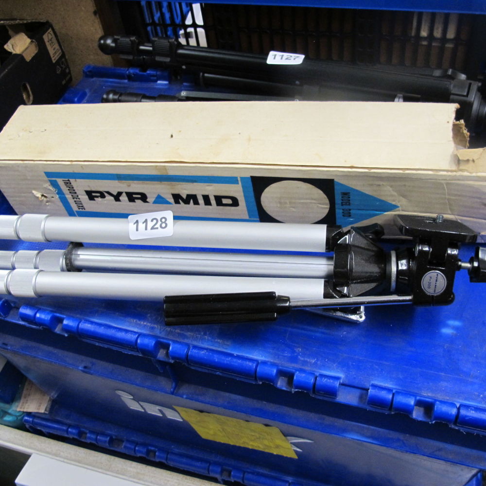 Lot 1128: Pyramid photography tripod with box