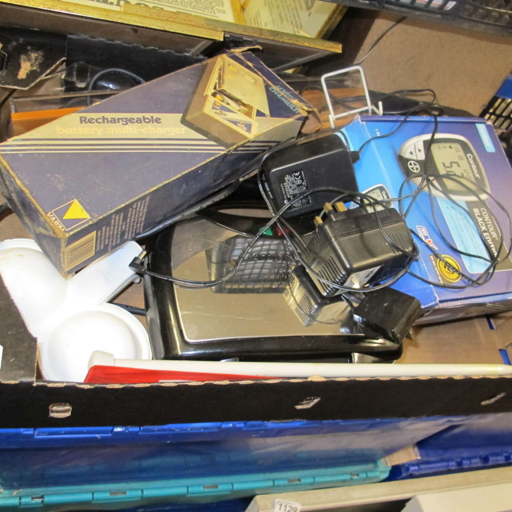 Lot 1131: Box of miscellaneous 