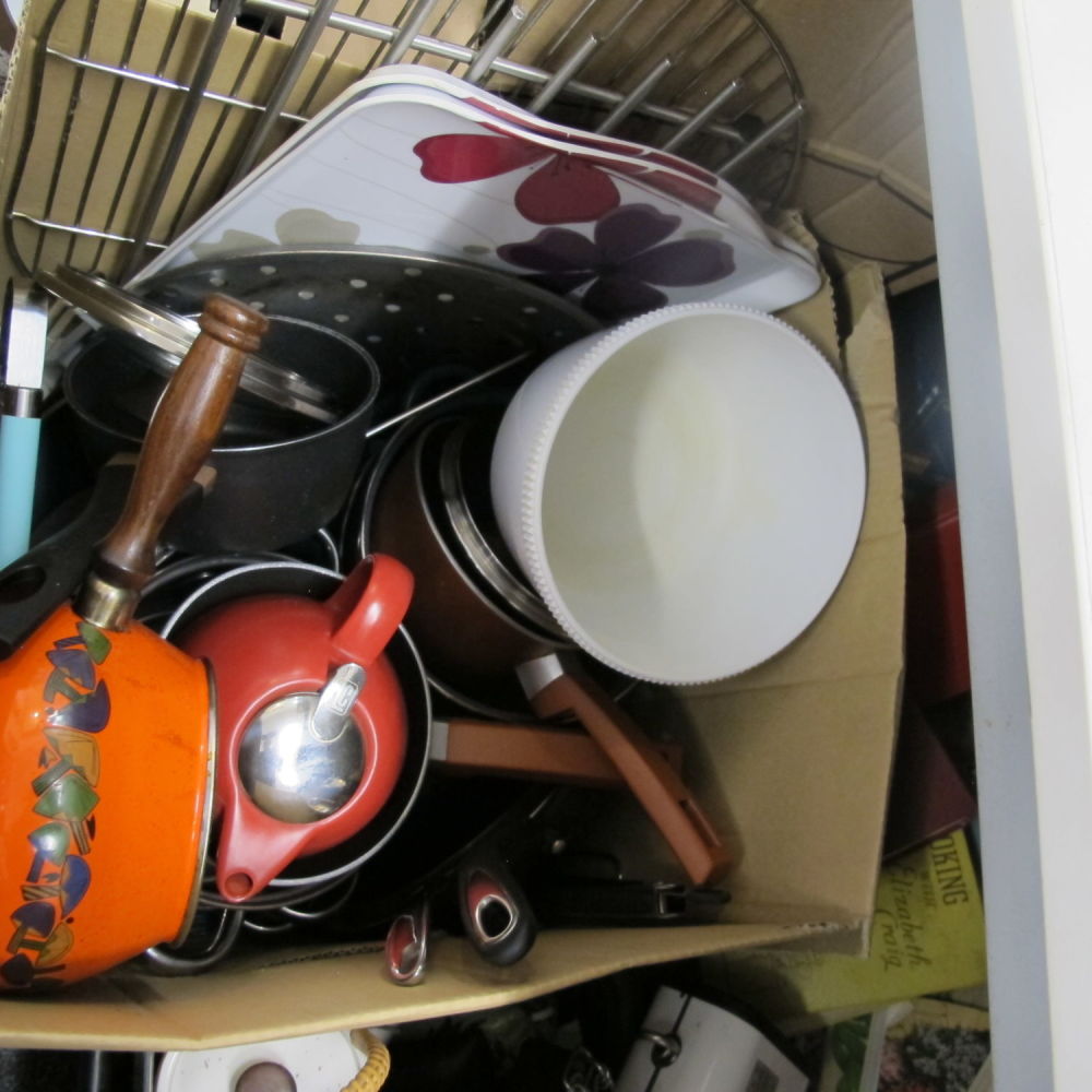 Lot 1133: Box of miscellaneous to include vintage kitchen ware 