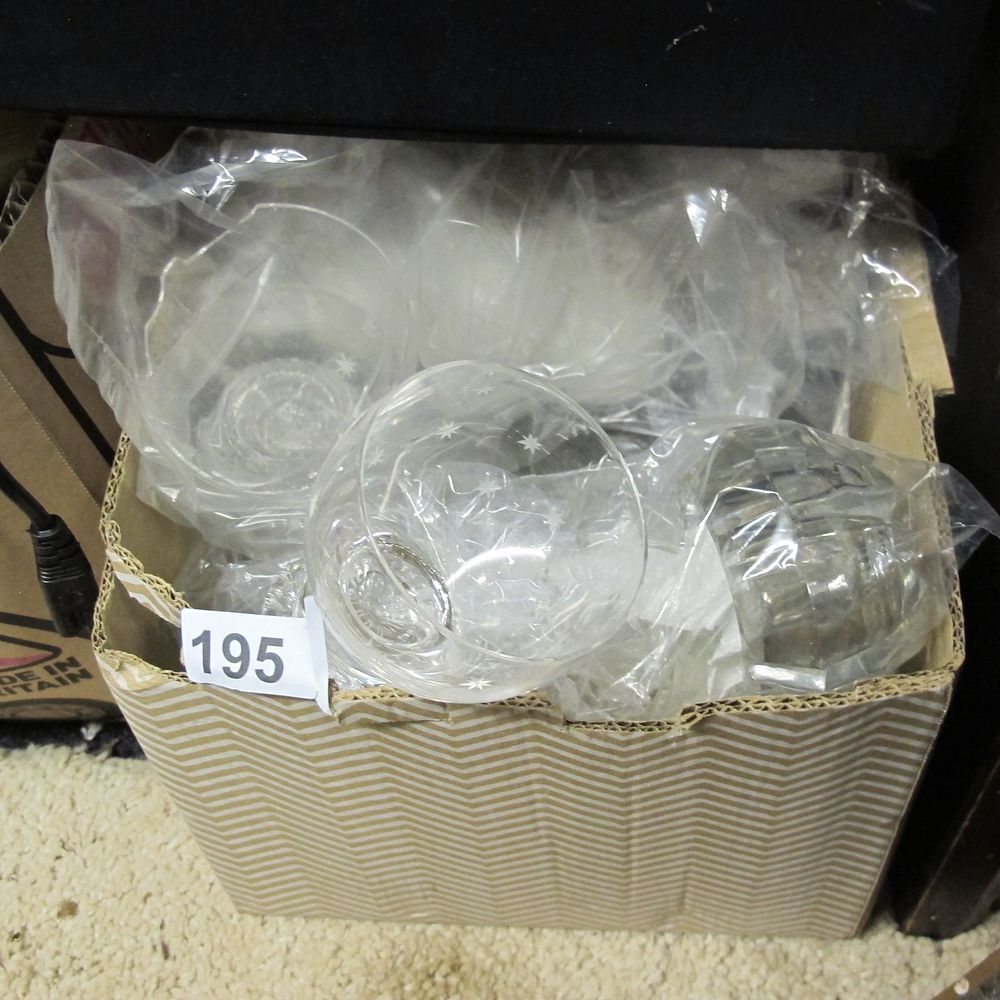 Lot 195: Box of miscellaneous glassware 
