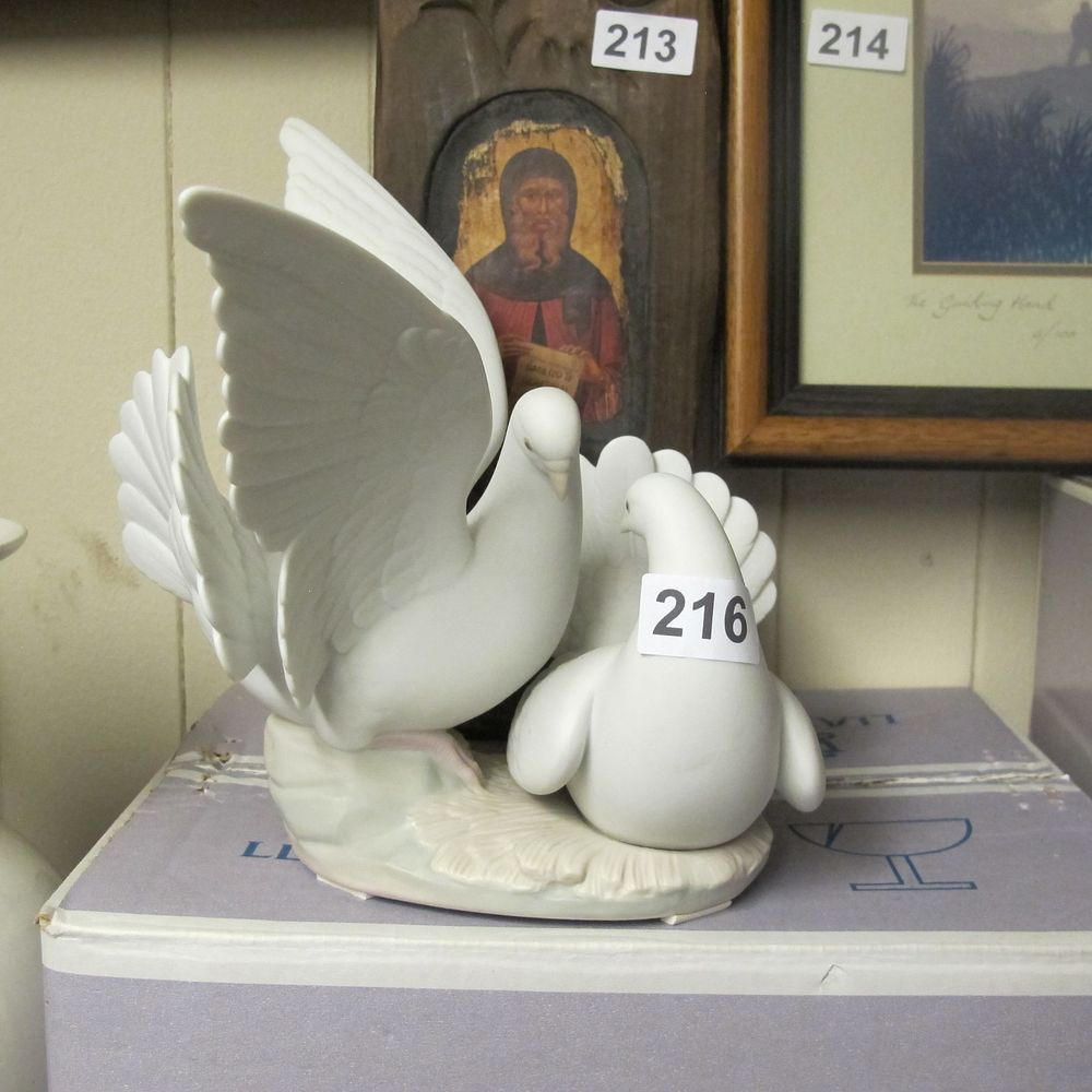 Lot 216: Lladro Dove ceramic ***