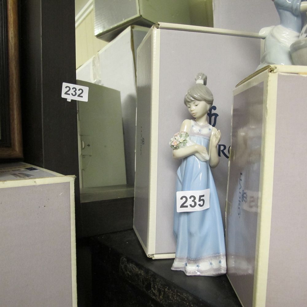 Lot 235: Boxed Lladro figurine 