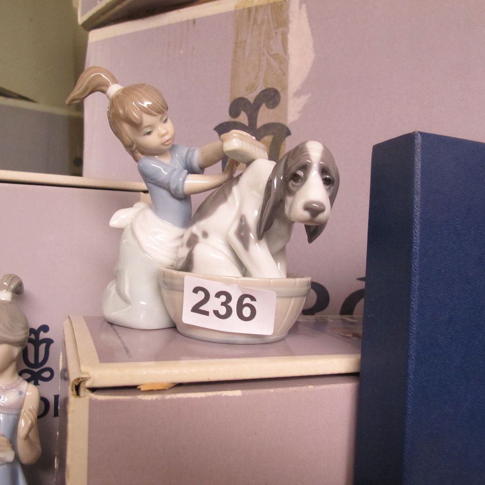 Lot 236: Boxed Lladro figurine 