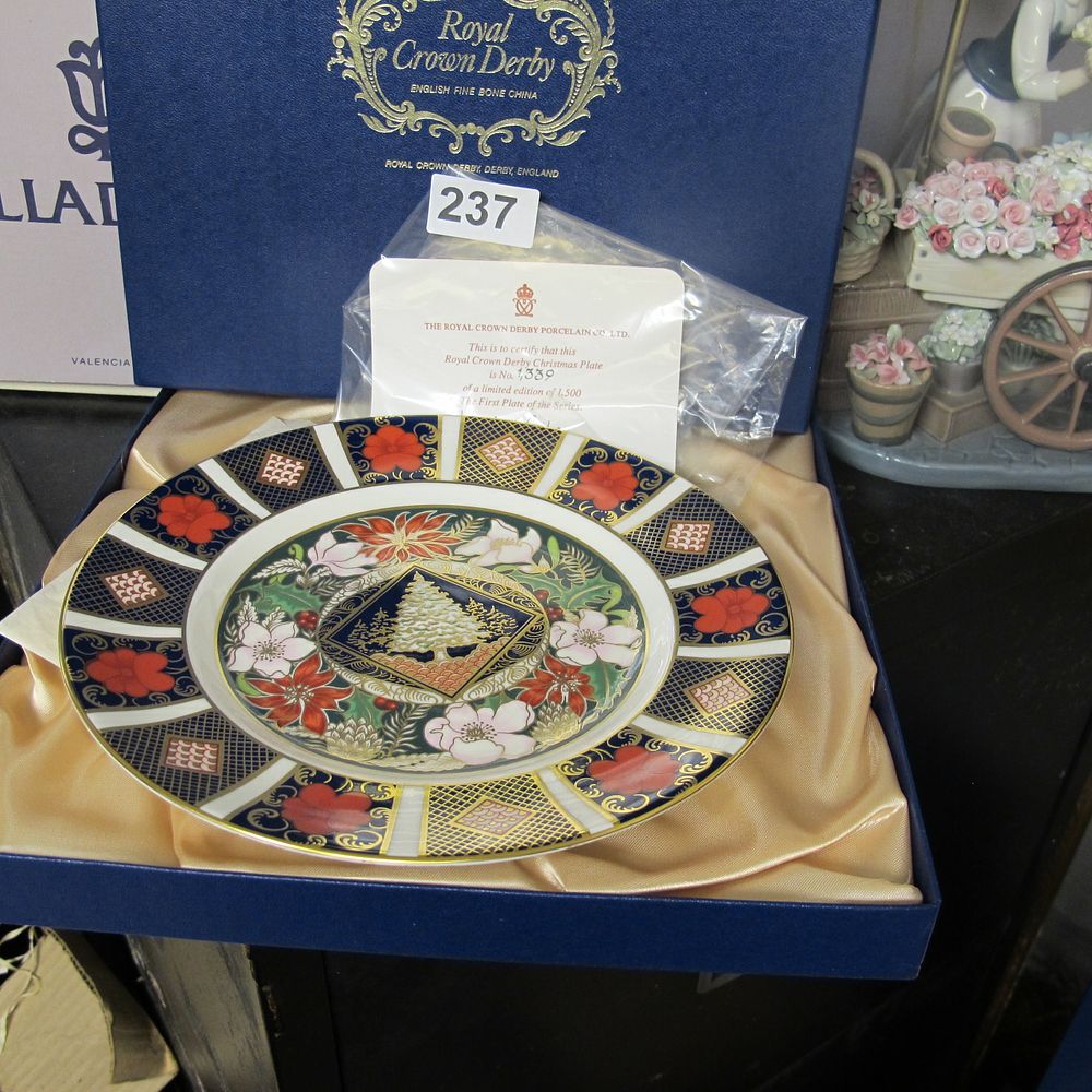 Lot 237: Boxed Royal Crown Derby numbered plate 1339 of...