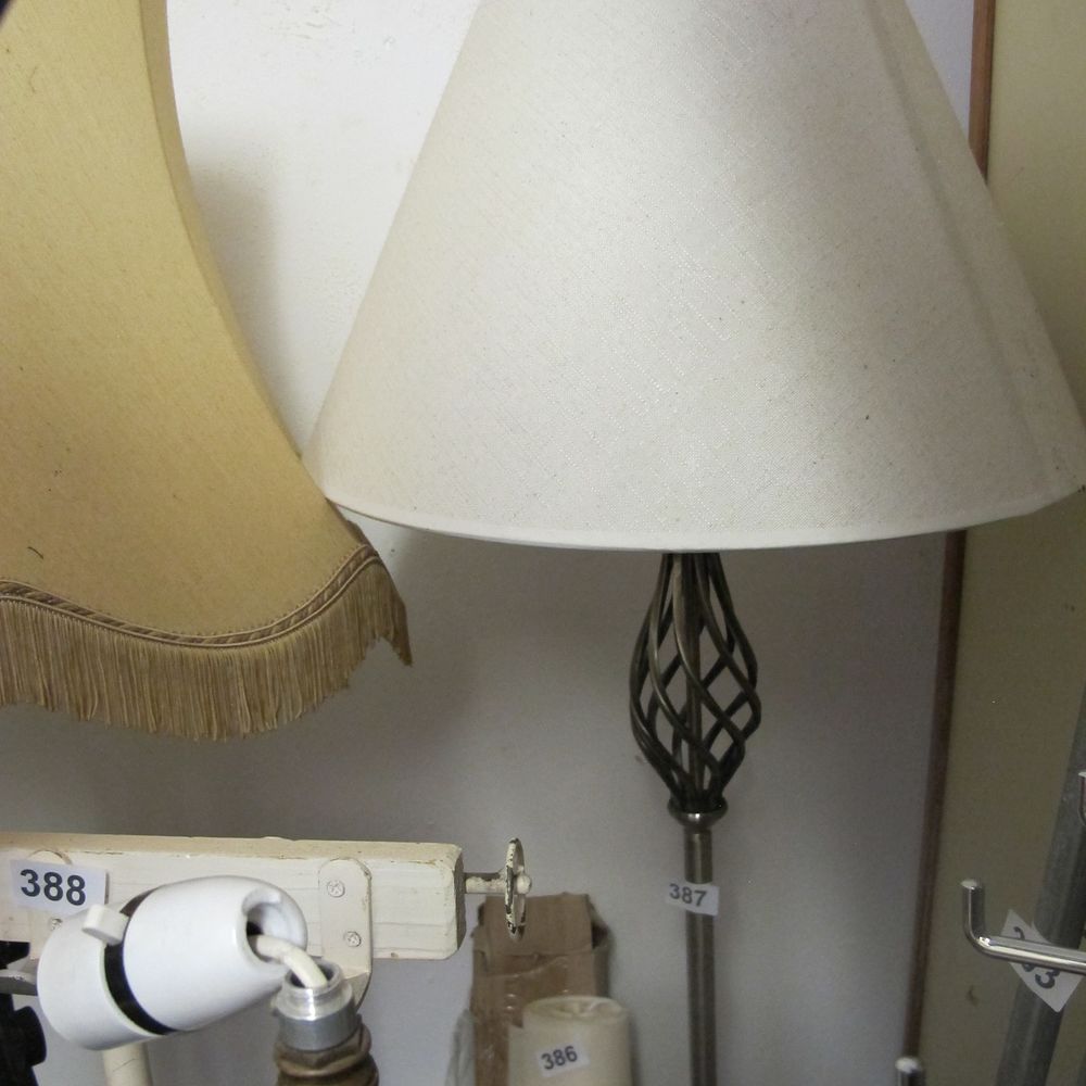 Lot 387: Floor standing lamp 