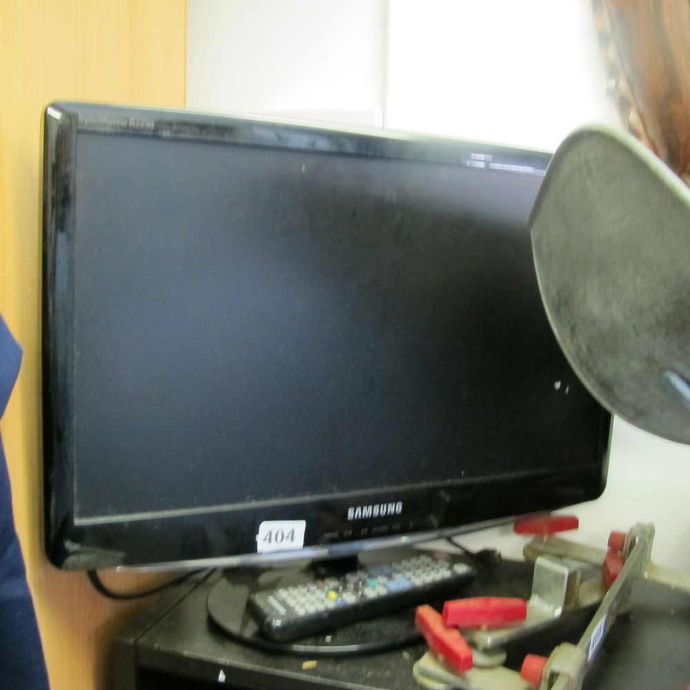 Lot 404: Samsung TV with remote 