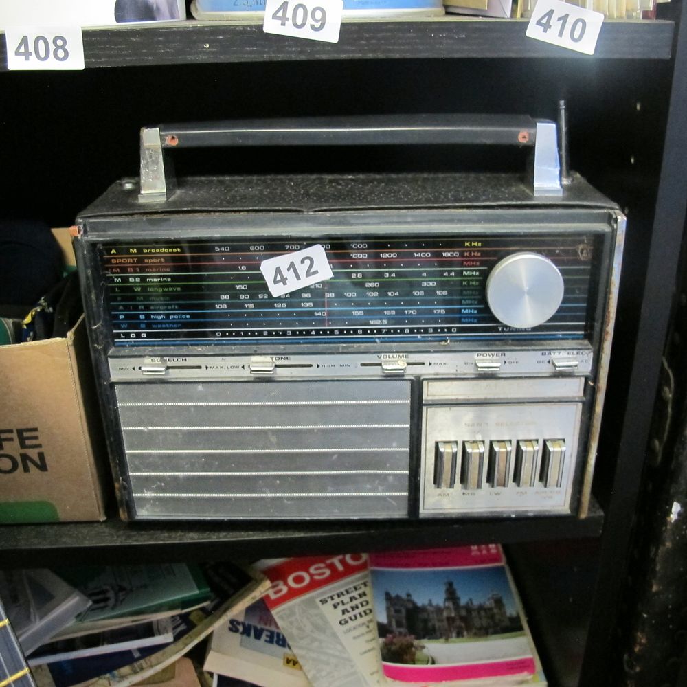 Lot 412: Vintage world band radio