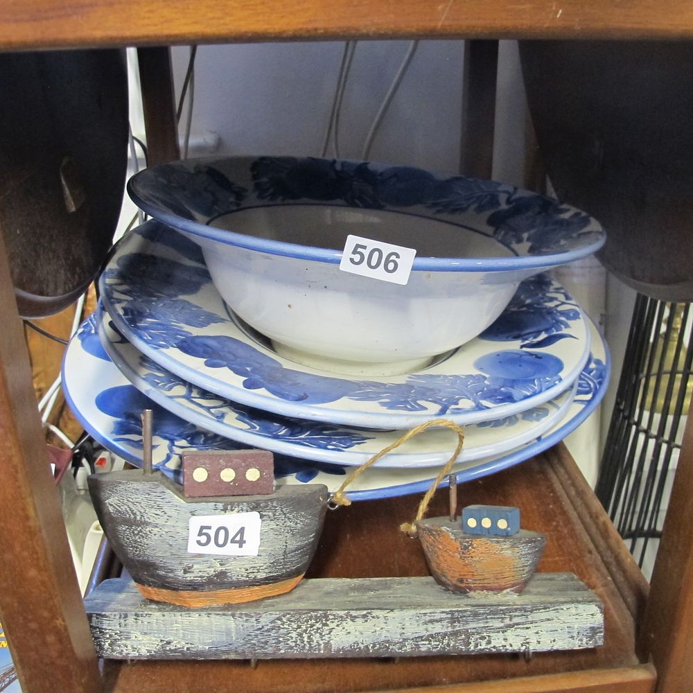 Lot 506: Painted bowl and plates with fruit motif 