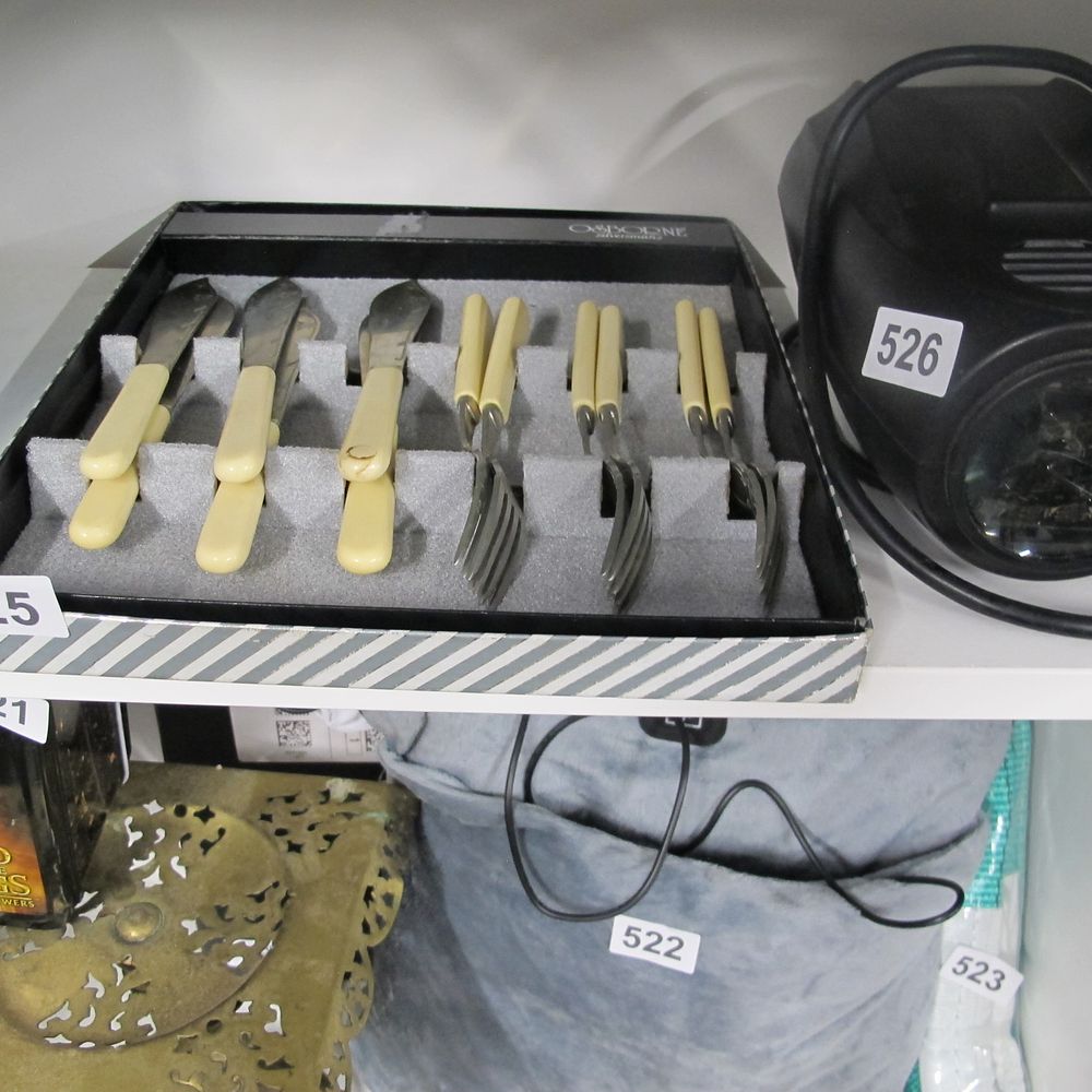 Lot 525: Cased cutlery set 