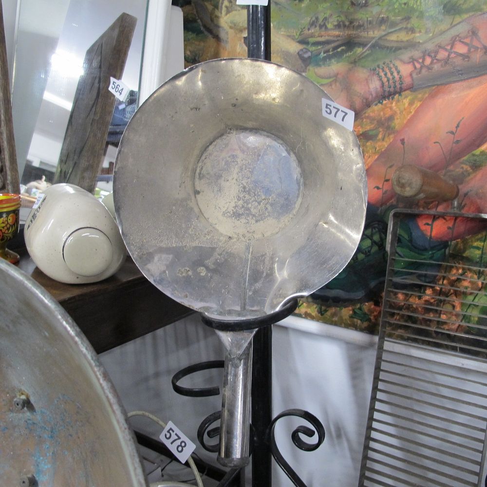 Lot 577: metal feeding scoop