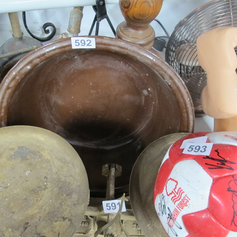 Lot 592: Large ceramic pot