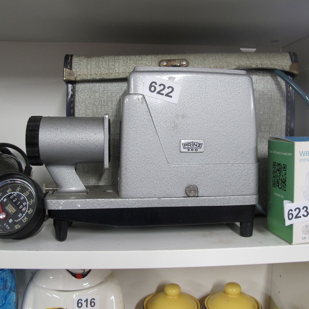 Lot 622: Slide projector