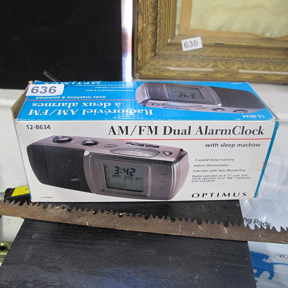 Lot 636: Alarm clock radio