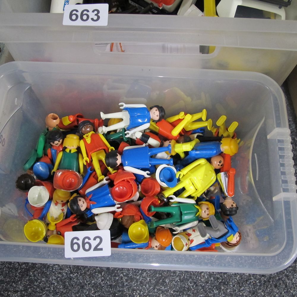 Lot 662: Tub of playmobil figures