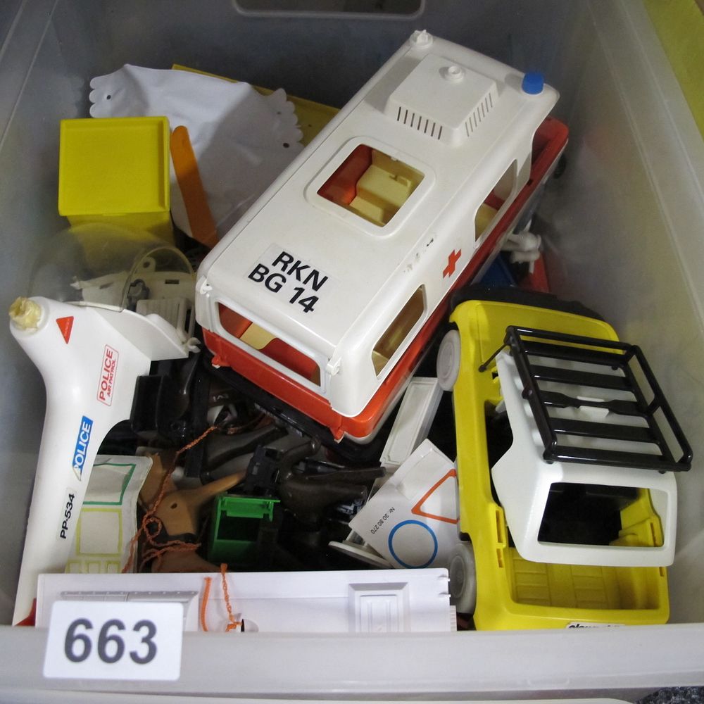 Lot 663: Tub of toys
