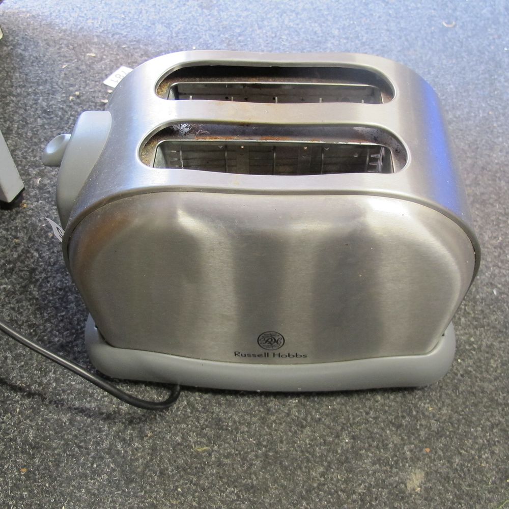 Lot 705: 2 slice toaster