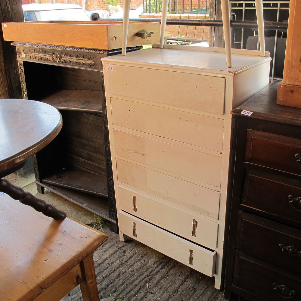 Lot 725: chest of drawers