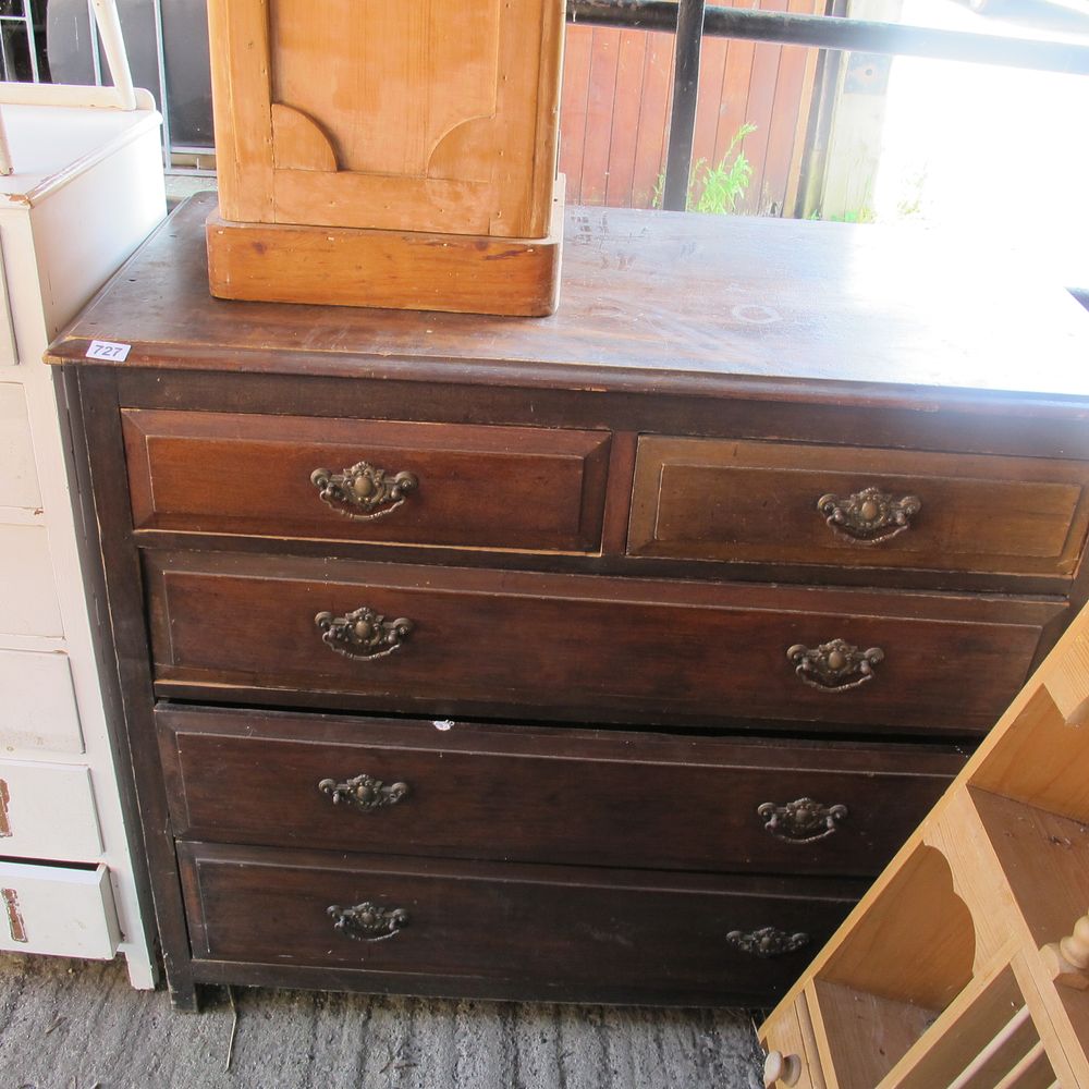 Lot 727: chest of drawers