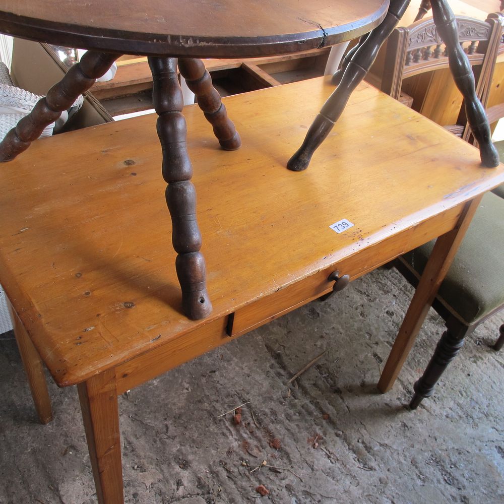 Lot 739: table