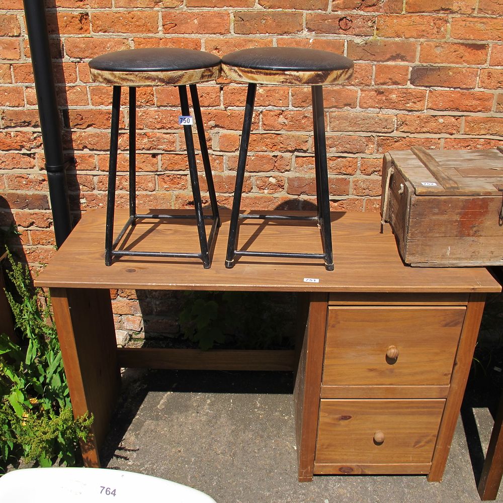 Lot 751: desk