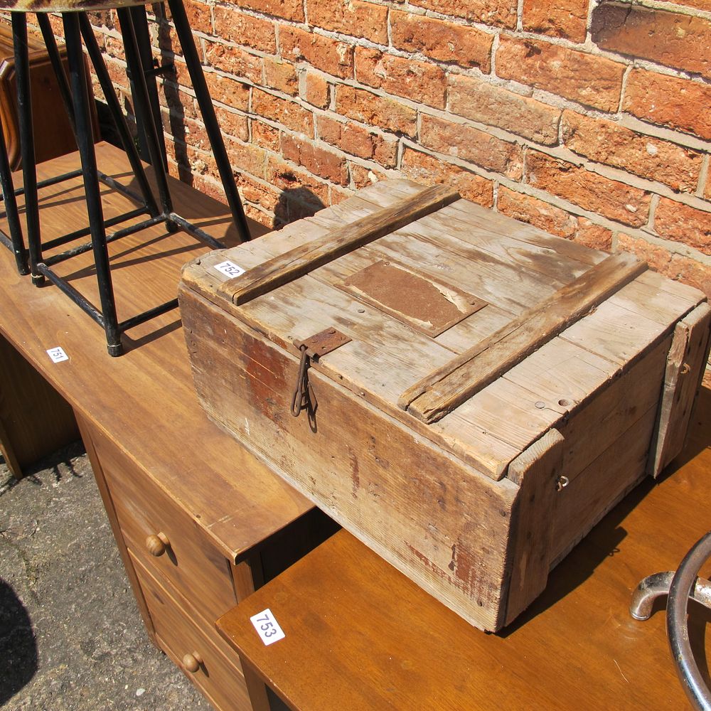 Lot 752: wooden box