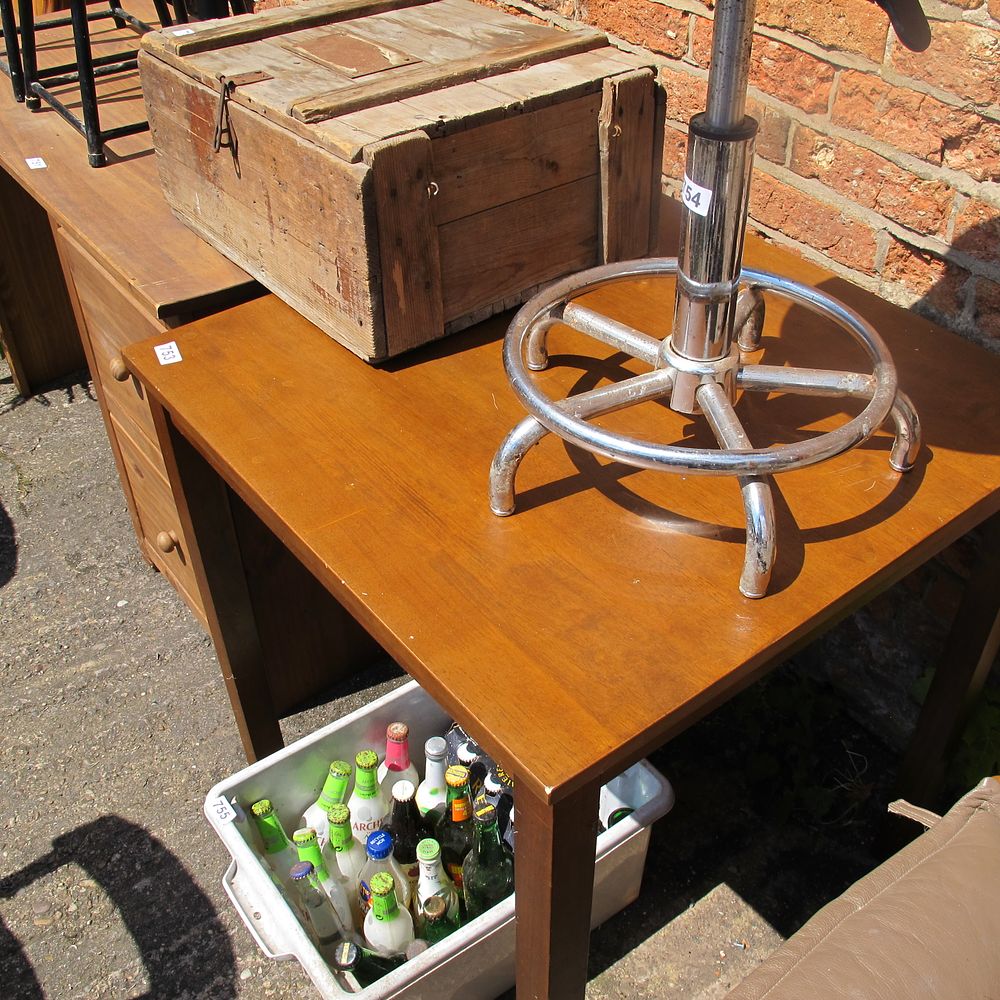 Lot 753: table