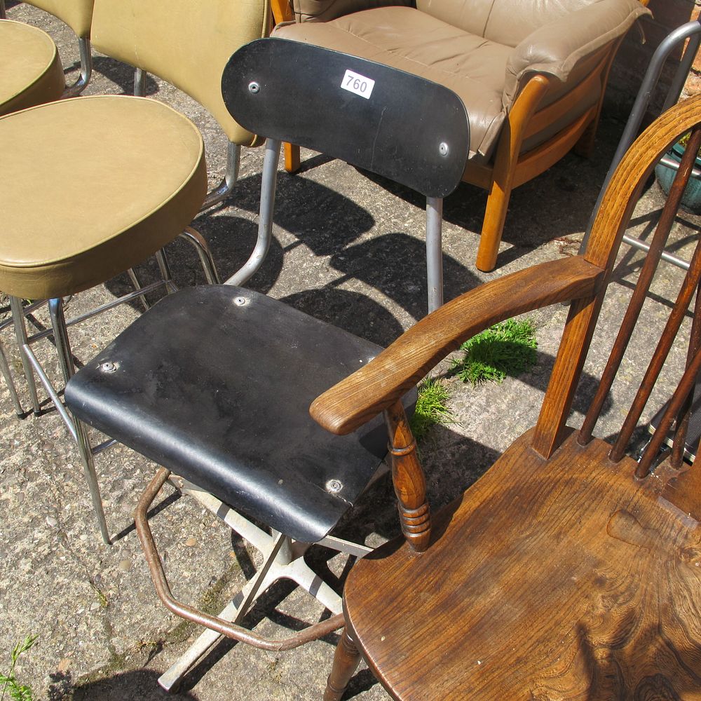 Lot 760: swivel computer chair