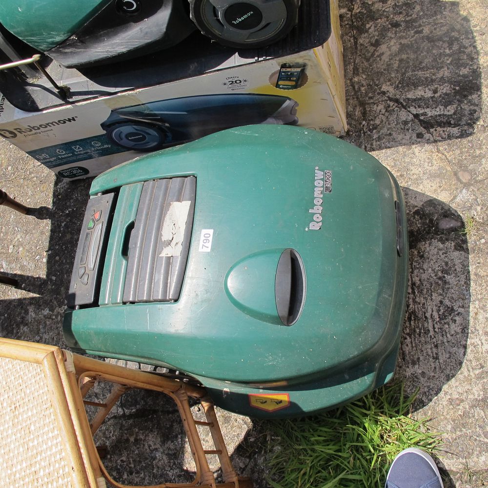 Lot 790: robot mower