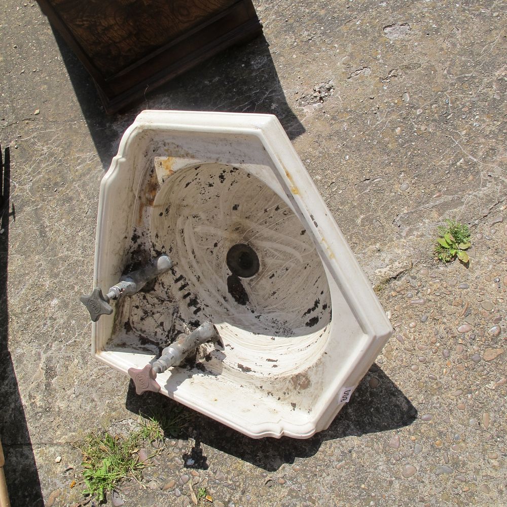 Lot 800: corner sink