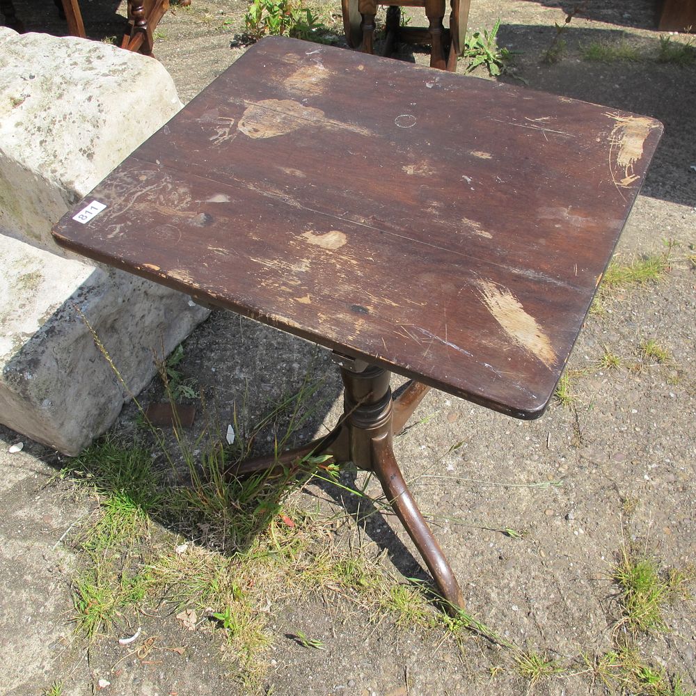 Lot 811: table