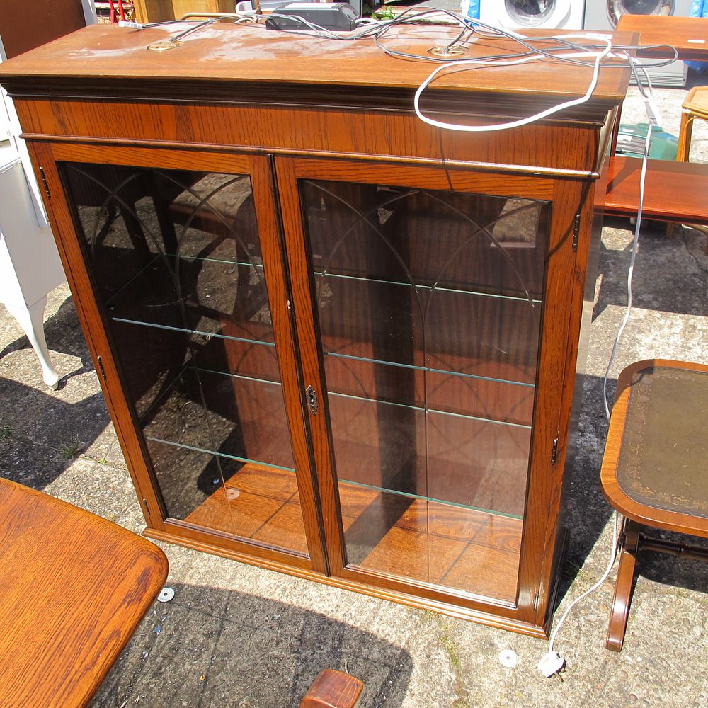 Lot 813: display cabinet